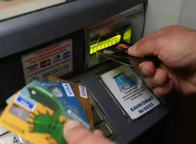 Уклонистам запретят снимать деньги с банковских счетов