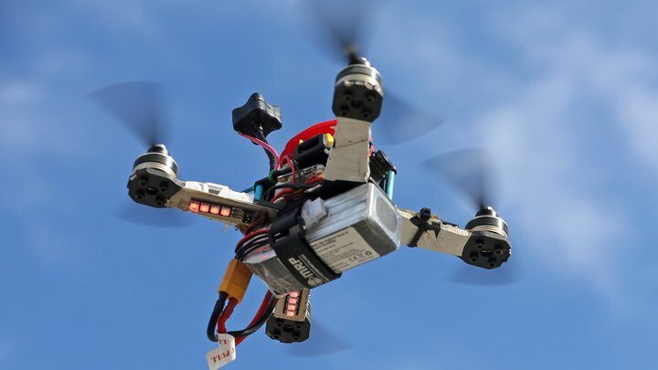 «Красавчик!»: Русский солдат увернулся от пикирующего дрона-камикадзе. Товарищи не сдержали эмоций