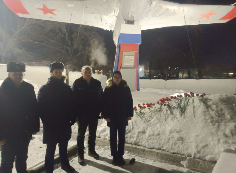 В Оренбурге несут цветы к стихийному мемориалу в Авиагородке