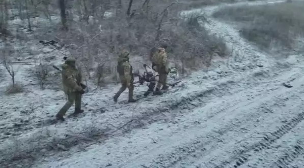 «Ба! Вот это находка!»: Русские бойцы выбесили оператора дрона небратьев. И помахали ручкой (Видео)