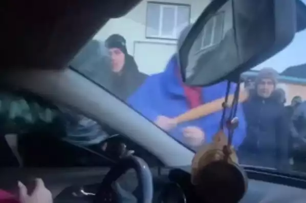 Толпа разъярённых женщин избила мать и ребёнка в борьбе с военкомами на Ивано-Франковщине (Видео)