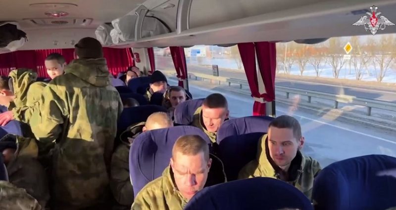 Пять оренбургских бойцов СВО вернулись из плена домой