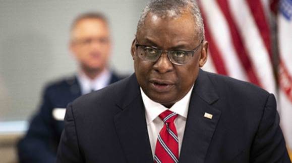 «Безмозглый идиот»: в США пришли в бешенство из-за нападок Остина на Россию