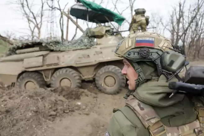 Русский боец в одиночку подобрался к вражескому окопу и кинул в него гранату (Видео)