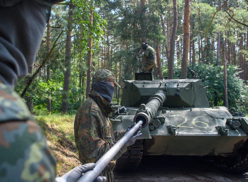 Танк с флагом ЕС "берёт" Белгород. "Хроники" диверсантов. И стыдно и смешно