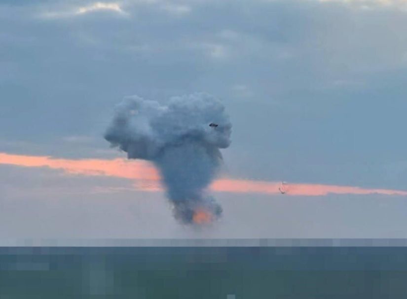 Мощные взрывы в Одессе. В небо поднимается большое грибовидное облако