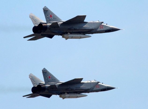 Вооружённые "Кинжалами" МиГ-31 "взломали" ПВО США системами РЭБ и прошли незамеченными вдоль всего восточного побережья страны