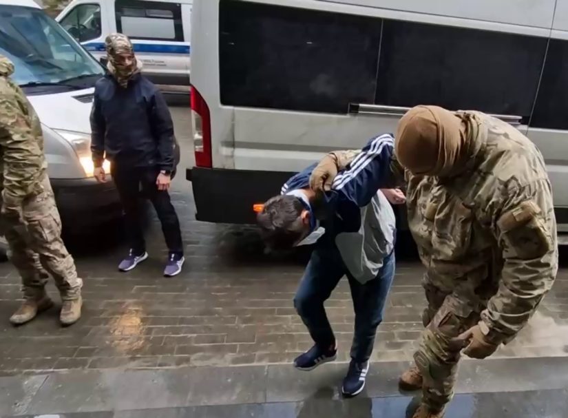 СК опубликовал видео с задержанными подозреваемыми в теракте и рассказал об изъятом оружии