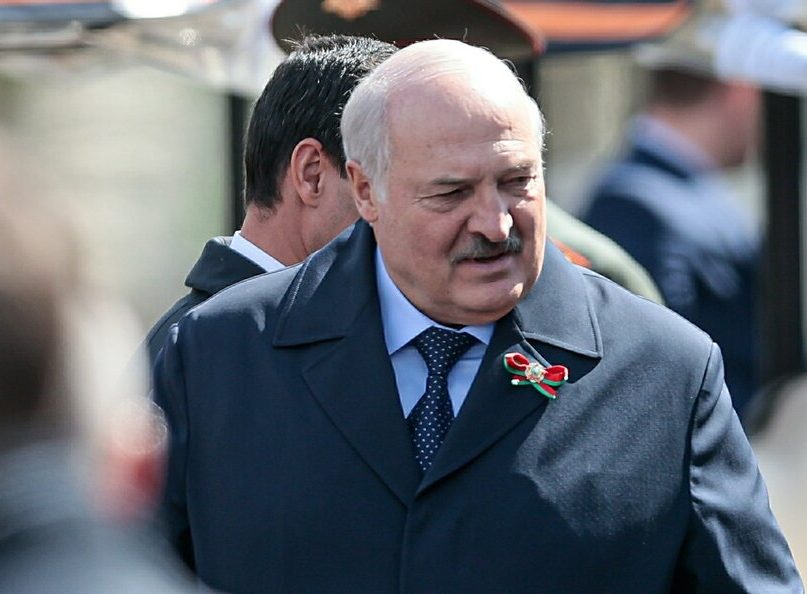 Лукашенко заявил о бессмысленности переговоров с Украиной: "Вы будете ползать и проситься?"