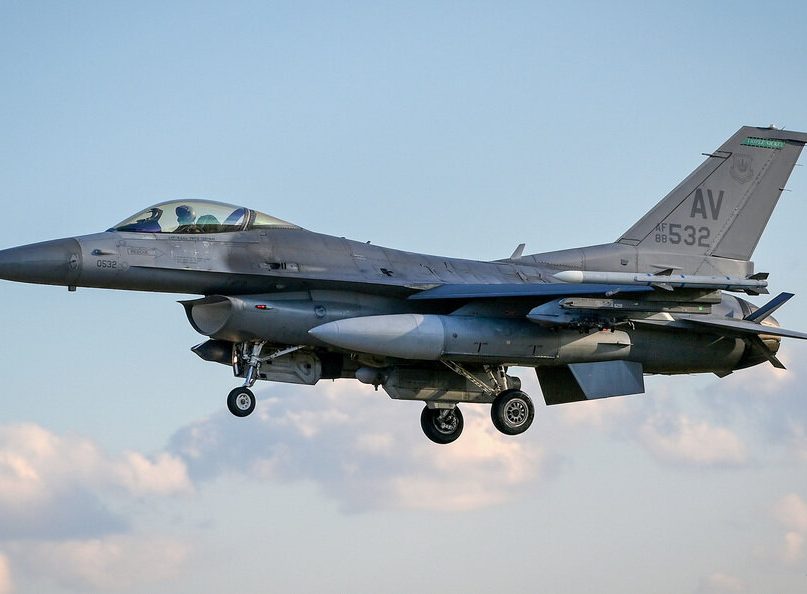 Уничтожат в первом же вылете или ещё до него: Французский пилот о судьбе F-16 на Украине