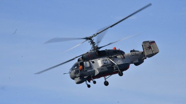 Враг пытался подловить русских военлётов: Бой вертолётчиков с морским дроном (Видео)
