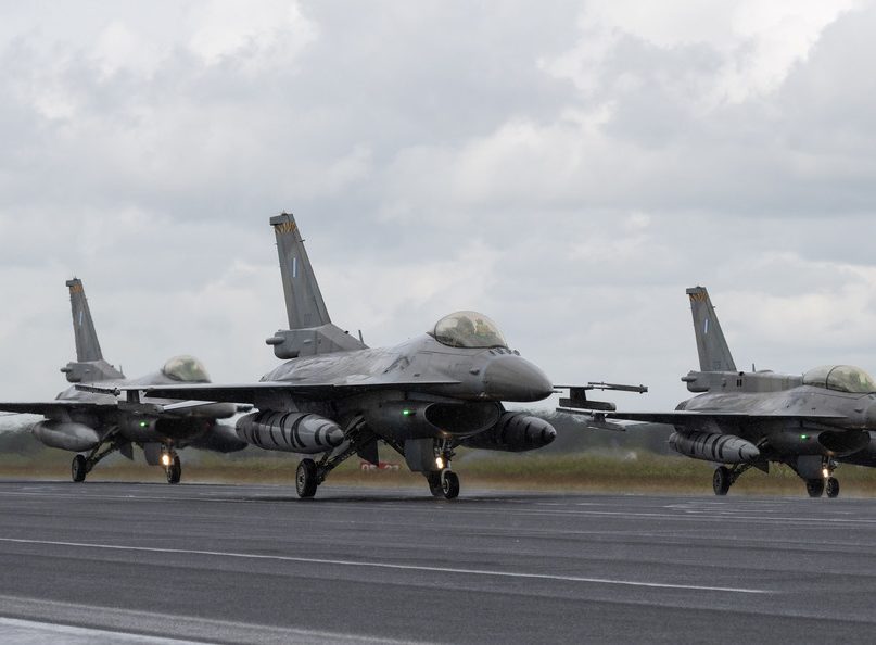 F-16 сделали финт с разворотом - прочь от Украины? Зеленскому объяснили одним словом