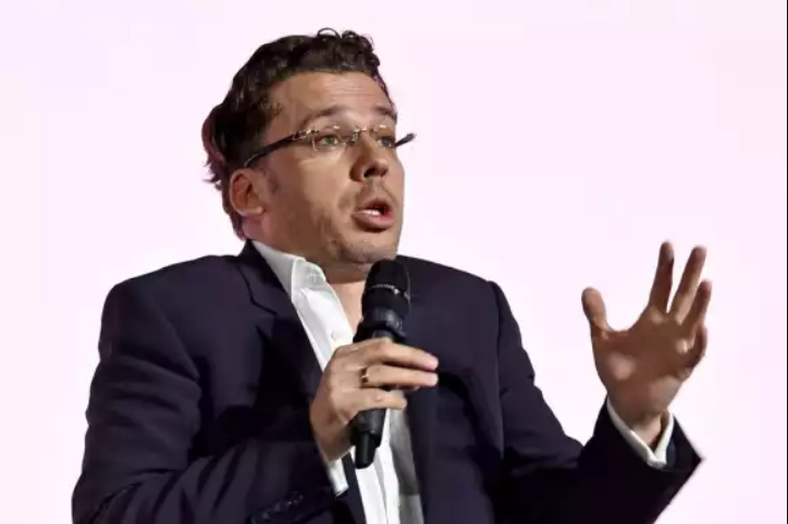 «Мне надо сказать, что вы долбадятел» — русский турист пришел на концерт Галкина* (Видео)