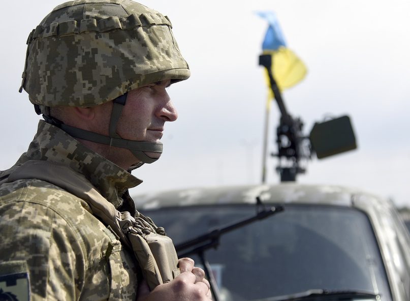 "Продувают небо", а следом - огневой вал: ВСУ применяют новую тактику в Курской области - военкор