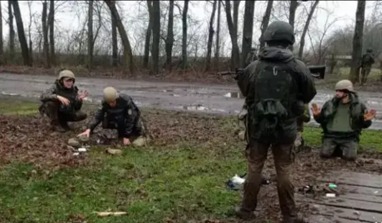 «Это глаз бога Ра»: Наши взяли позиции ВСУ у Селидово и захватили странных пленных (Видео)