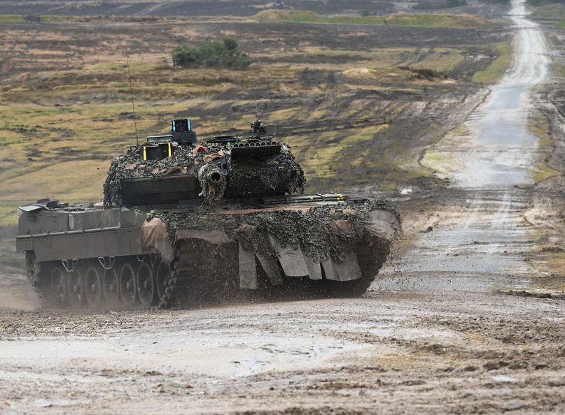 Курский натиск: Танки ломают "зубы дракона", угроза удара с тыла. Что во вражеских сводках?