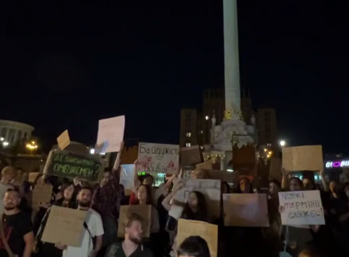 Зеленский не избежал майдана. В 20:32 в Киеве снова началось