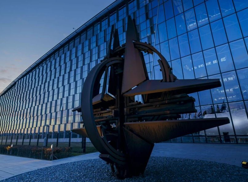 «Поставки техники и боеприпасов теряют смысл»: НАТО выставило Киеву политический ультиматум