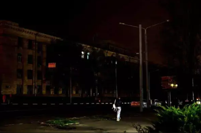 «Лена, а шо это?!» — После гигантской голубой вспышки погас весь Харьков. Тотальный блэкаут пошёл по Украине — напряжение бьёт рекорды