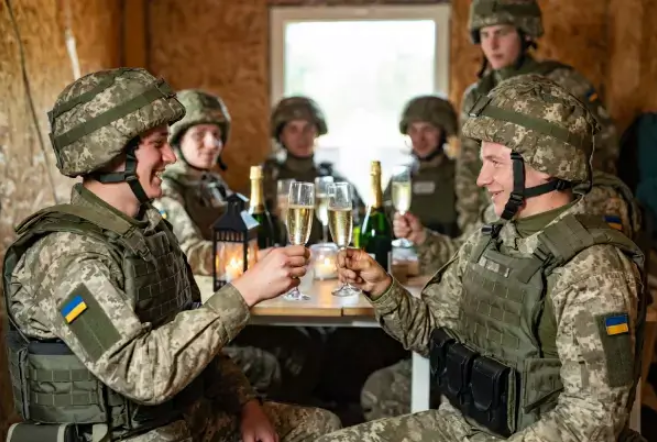 Бойцы ВСУ захотели отведать бургундского в Купянске, но что-то пошло не так (Видно 18+)