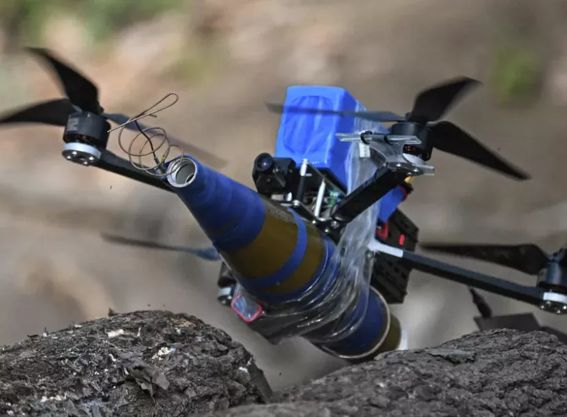 Паутина проводов на фронте: оптоволоконные дроны превращают поле боя в минное поле