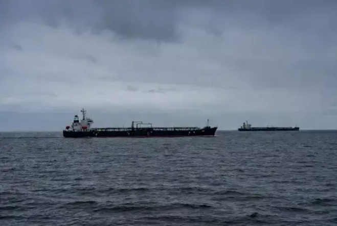 Защита для теневого флота: Захватывать российскую нефть становится рискованно для ЕС