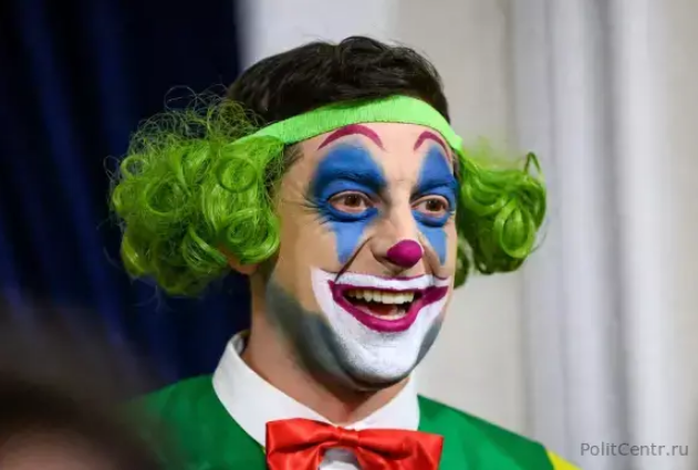 Клоун Зеленский вызвал аплодисменты на Мюнхенской конференции шуткой про перемирие (Видео)