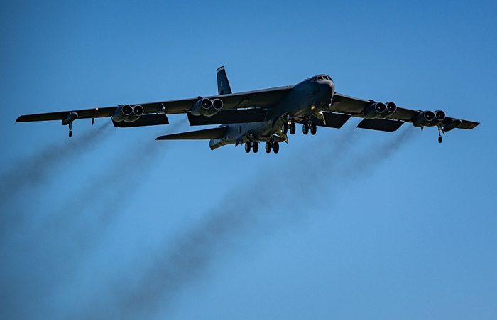 «Спалили» позицию Б-52: бомбардировщики США в зоне досягаемости иранских ракет, пока танкер России прошёл все заслоны к Кубе