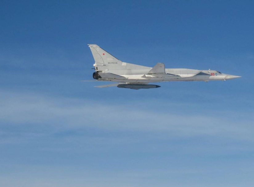 Шок НАТО: Ту-22М3 с ядерной ракетой четыре часа в небе Балтики. Сладков прямо назвал происходящее позором