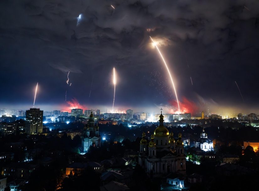 «Киевлянам пора бежать»: Россия переходит к регулярным ударам по центру Киева — почему «Орешник» теперь не самое страшное