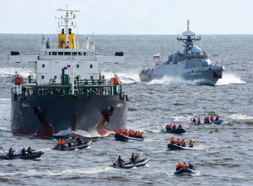 Напряжённый инцидент в Балтике: российский корвет разогнал Greenpeace и европейских политиков от танкера с российской нефтью